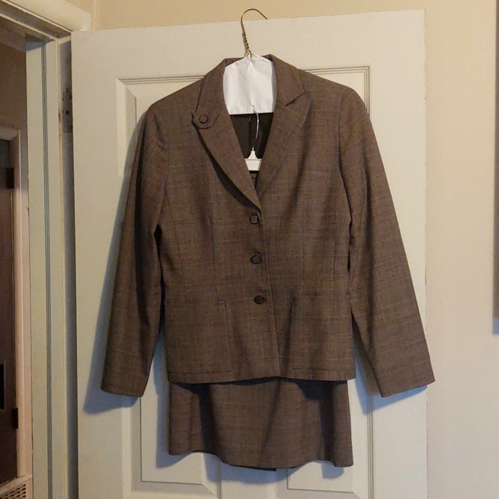 Skirt suit